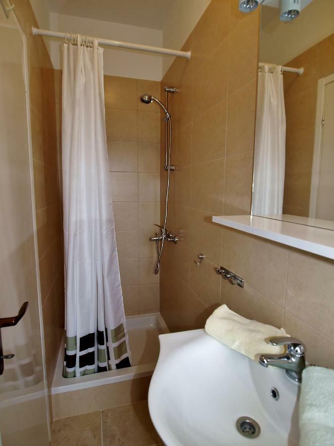 Apartments Ljubica Barbat na Rabu Екстер'єр фото