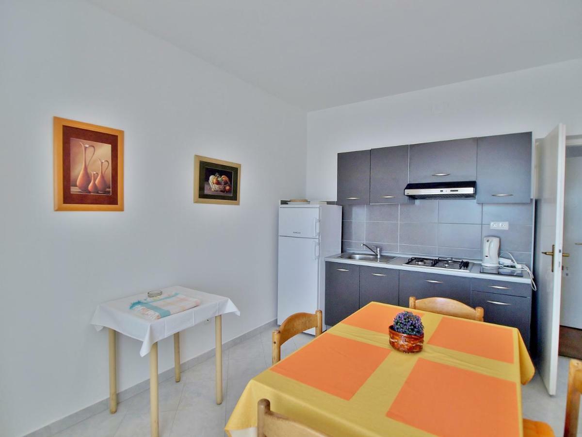 Apartments Ljubica Barbat na Rabu Екстер'єр фото